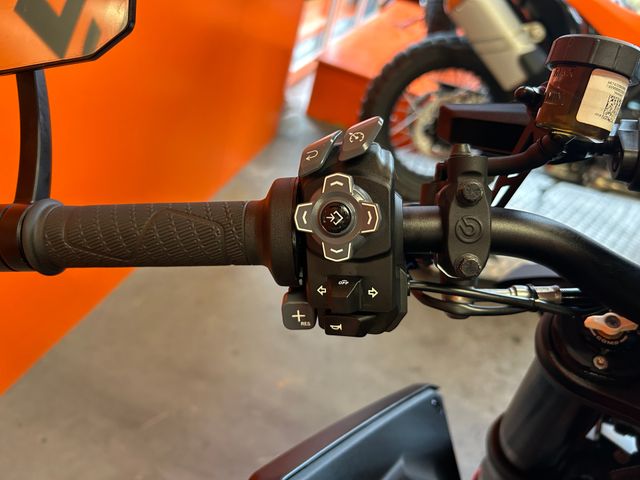 ktm - 1390-super-duke-r