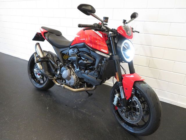 ducati - m-900-monster