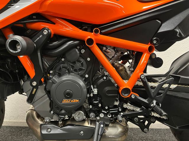 ktm - 1290-super-duke-r