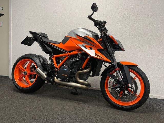ktm - 1290-super-duke-r