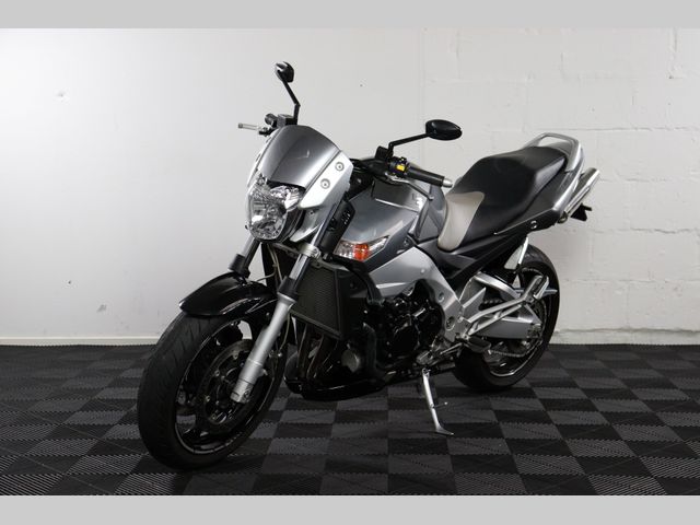 suzuki - gsr-600