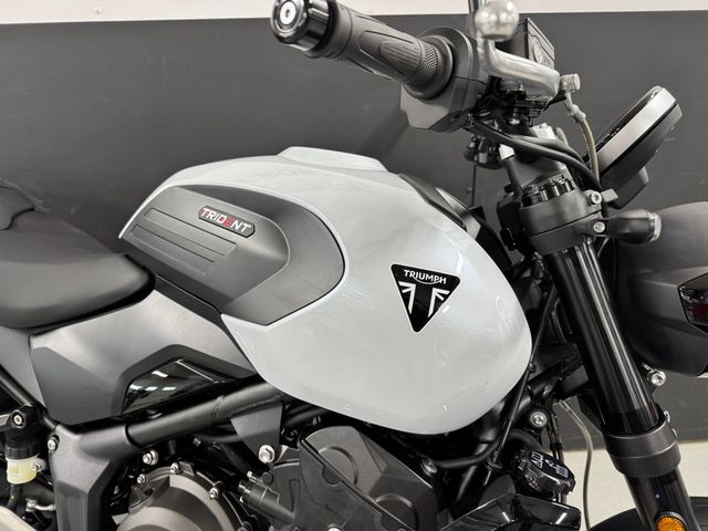triumph - trident-660