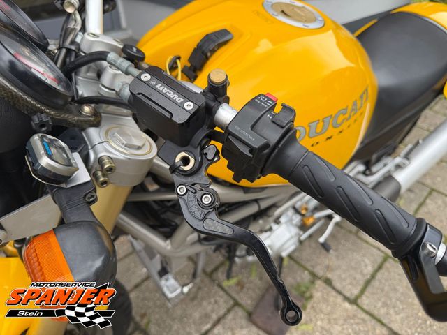 ducati - m-900-monster