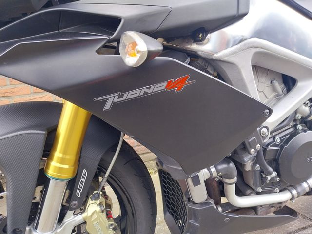 aprilia - tuono-v4-r-aprc