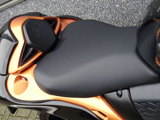 suzuki - gsx-r-1300-hayabusa