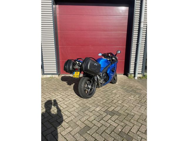 triumph - sprint-st-1050-abs