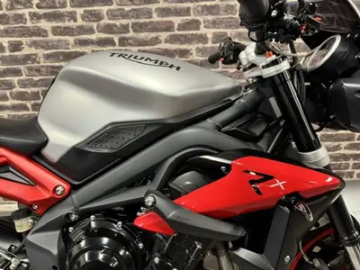 TRIUMPH STREET TRIPLE Rx ABS – foto 4