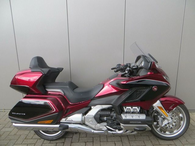 honda - gl-1800-goldwing-touring-deluxe