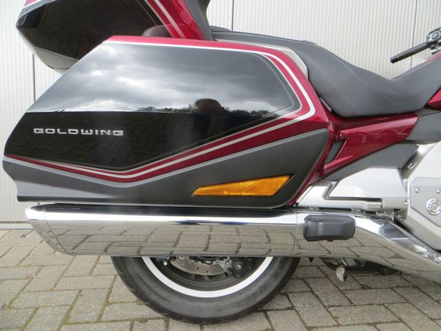 honda - gl-1800-goldwing-touring-deluxe