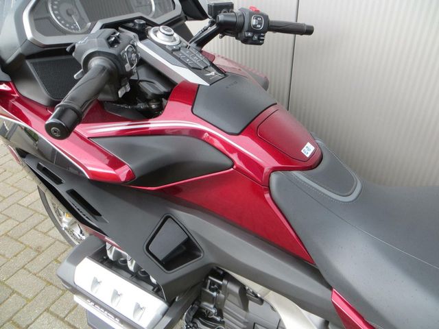 honda - gl-1800-goldwing-touring-deluxe