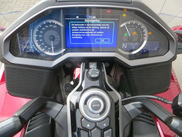 honda - gl-1800-goldwing-touring-deluxe