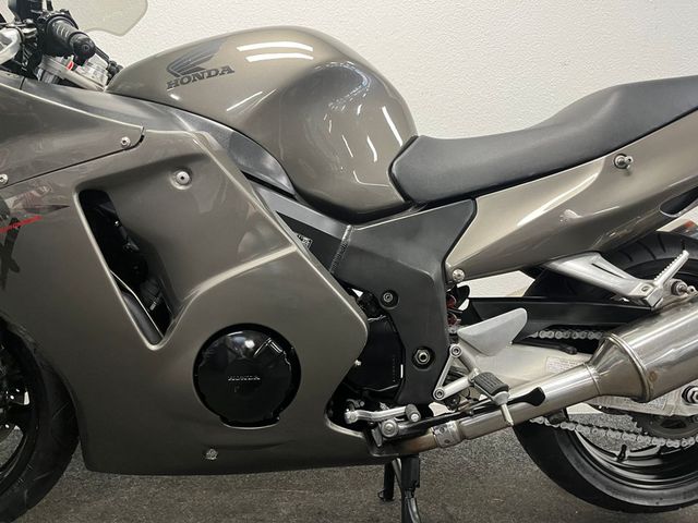 honda - cbr-1100--xx-super-blackbird