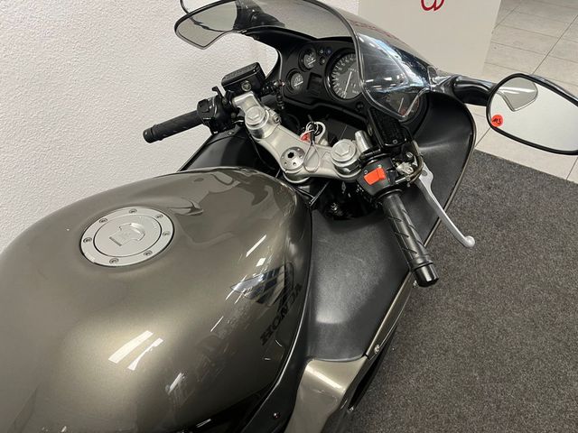 honda - cbr-1100--xx-super-blackbird