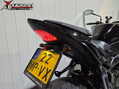 SUZUKI GSR 750 – foto 4