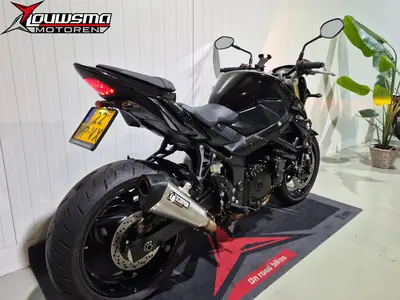 SUZUKI GSR 750 – foto 3
