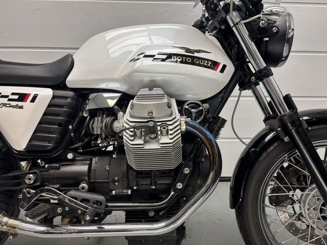 moto-guzzi - v-7-cafe-classic