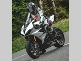 4 dingen die dames dragen onder een leren motorpak&nbsp;