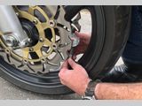 Remschijf en remblokken van je motor; houd ze in de gaten
